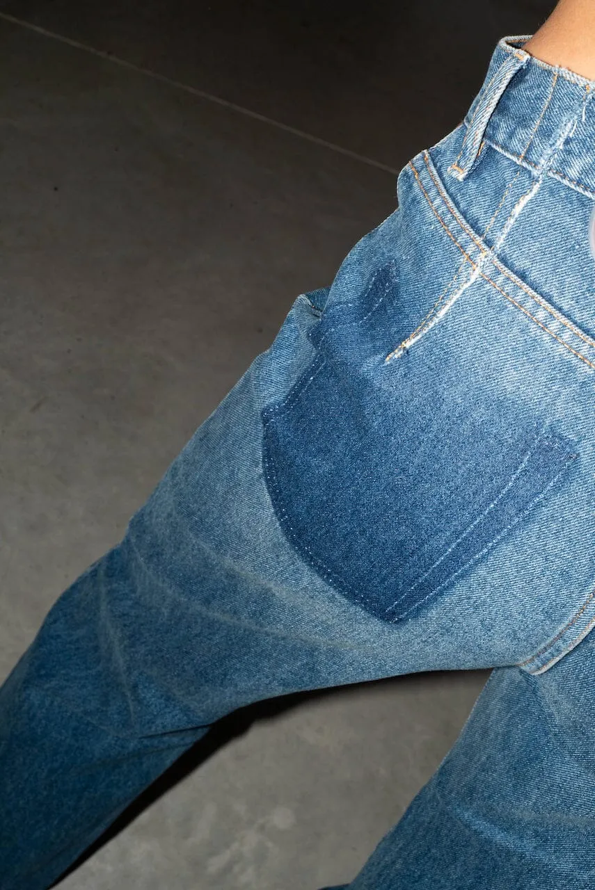 CUT OUT BOYFRIEND JEANS IN INDIGO